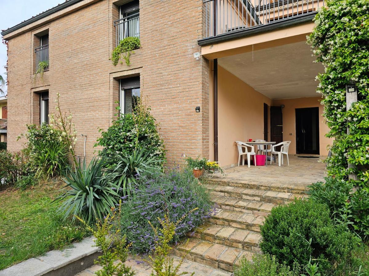 Villa Casa Vincenzo 130 Mq Con Portico Ed Ingresso Esclusivo Dal Giardino Felino Exterior foto