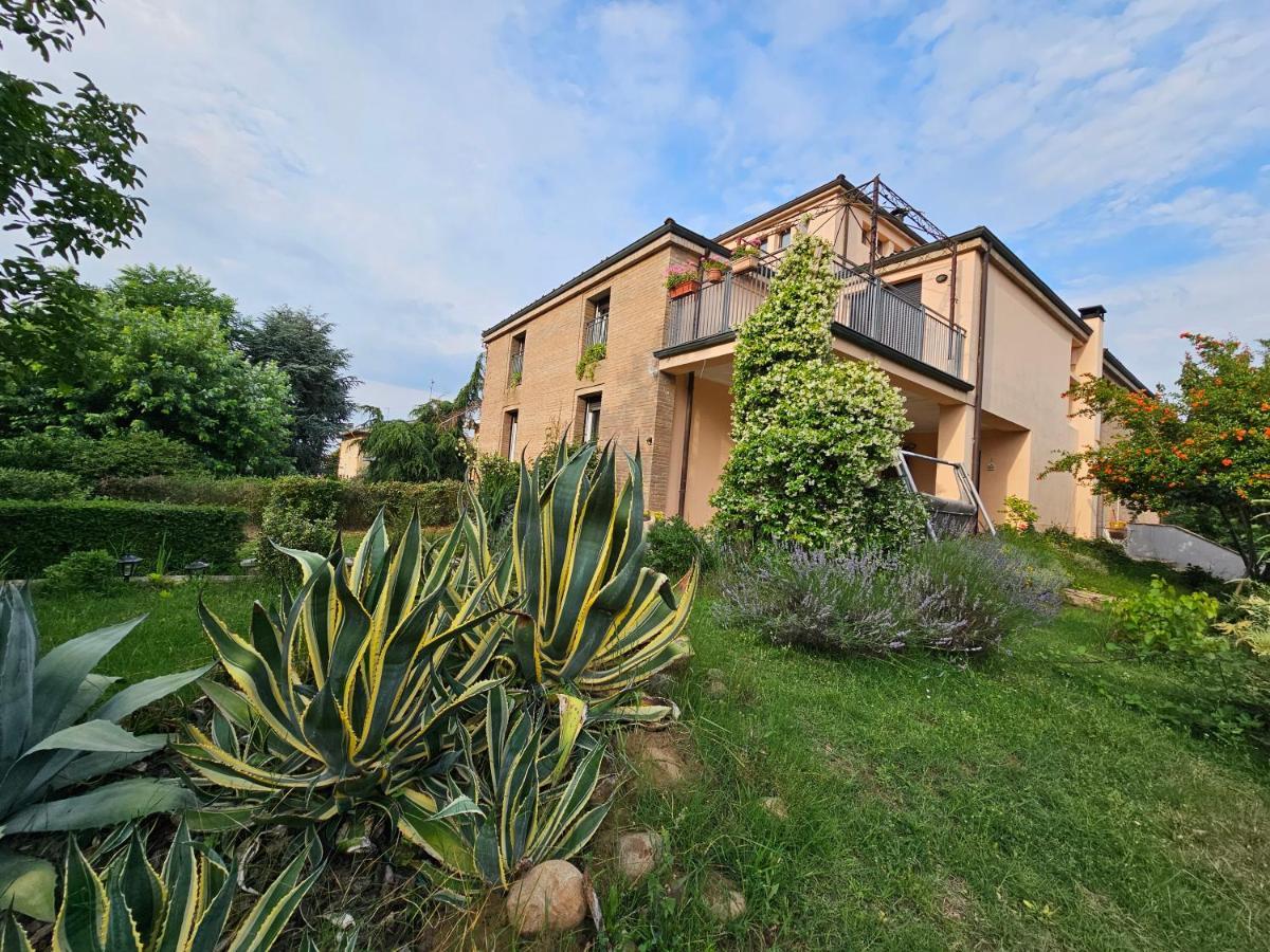 Villa Casa Vincenzo 130 Mq Con Portico Ed Ingresso Esclusivo Dal Giardino Felino Exterior foto